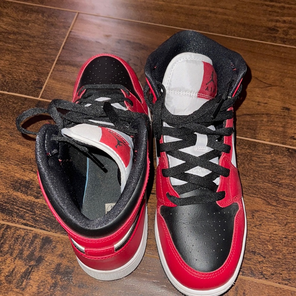 jordan 1s Chicago reds AUTHENTIC straight from stockxx in excellent condition